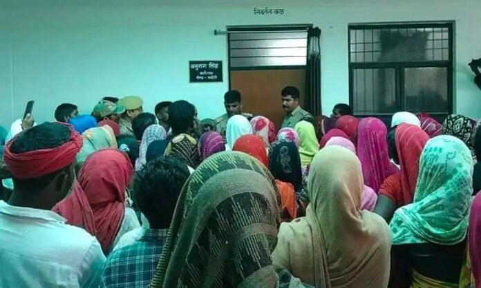 नौगढ़ तहसील में जाति प्रमाण पत्र को लेकर हंगामा करते ग्रामीण।