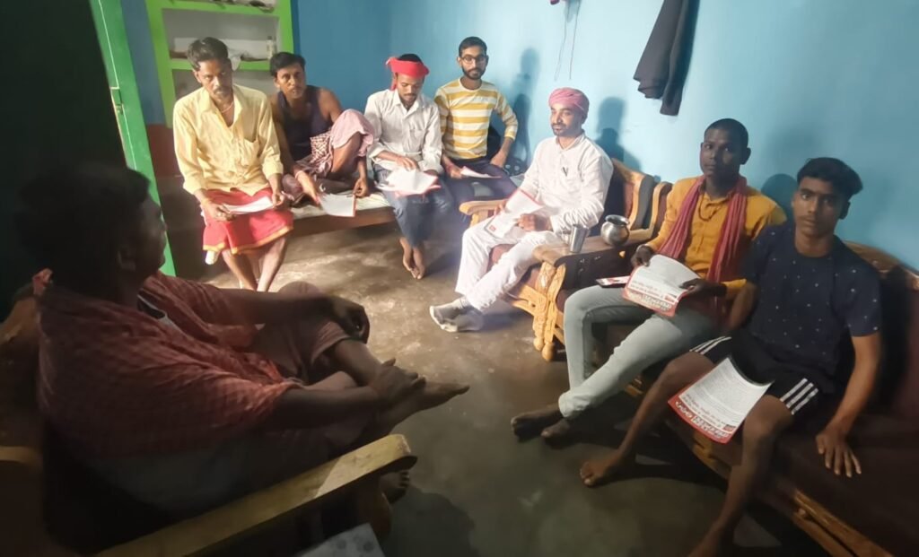 पीडीए पंचायत में सपा नेता दिलीप पासवान ने समाज के बीच रखा समाजवादी नीतियों को किया बखान