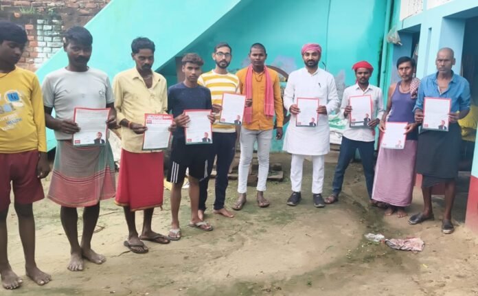 पीडीए पंचायत में सपा नेता दिलीप पासवान ने समाज के बीच रखा समाजवादी नीतियों को किया बखान