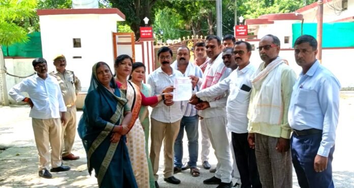 डीएम आवास पर पत्रक सौंपते शिक्षामित्र संघ के जिलाध्यक्ष व अन्य।