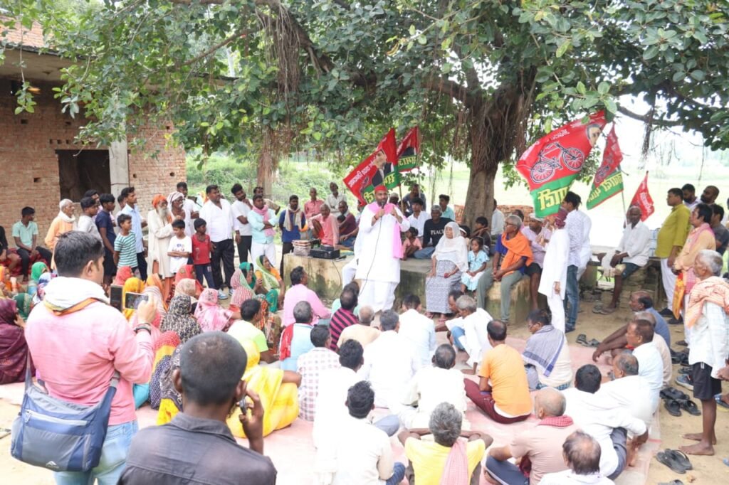 नाव यात्रा के दौरान मछुआरा समाज के लोगों की समस्याओं पर चर्चा करते मनोज सिंह डब्लू।