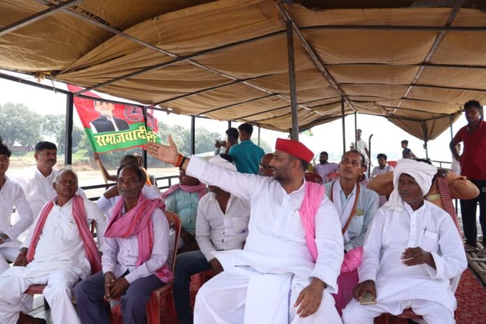 Manoj Singh W यात्रा के दौरान मछुआरा समाज के लोगों को संबोधित करते मनोज सिंह डब्लू।