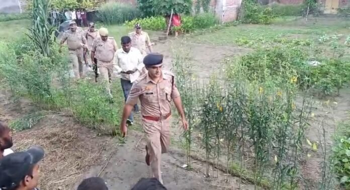 हत्या की जानकारी के बाद मौके पर पहुंचे एसपी आदित्य लांग्हे।