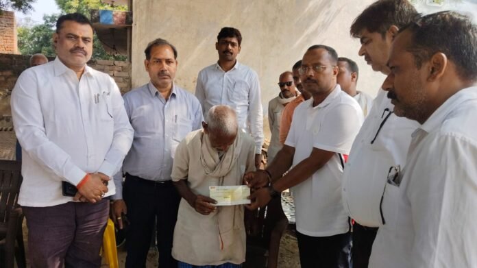 पत्रकार राकेश चन्द्र यादव के पिता को आर्थिक सहयोग का चेक प्रदान करते अधिवक्ता बंधु।
