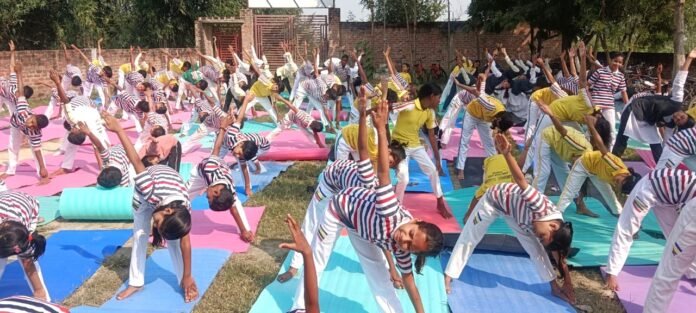 Gurukul School : खुद को निरोग रखने के लिए गुरुकुल के बच्चों ने किया योग