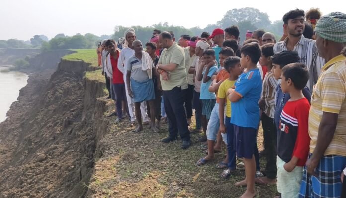बुढ़ेपुर नौघरा में गंगा कटान से समाहित हुए भू-खण्ड को देखते मनोज कुमार सिंह डब्लू व ग्रामीण।