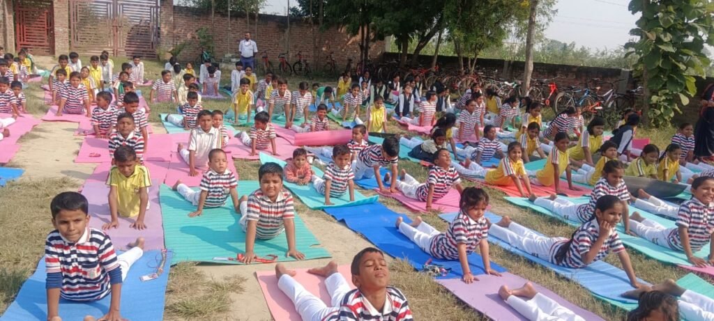 Gurukul School : खुद को निरोग रखने के लिए गुरुकुल के बच्चों ने किया योग
