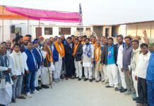 BSP Chandauli : सदस्यता अभियान से बसपा को मिली मजबूती‚ मेढ़ान में सैकड़ों ने थामा पार्टी का हाथ पांडेयपुर मेढ़ान में ग्रामीणों को पार्टी की सदस्यता दिलाते बसपा के पदाधिकारी।