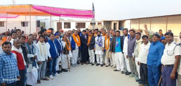 पांडेयपुर मेढ़ान में ग्रामीणों को पार्टी की सदस्यता दिलाते बसपा के पदाधिकारी।