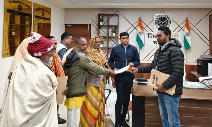 कलेक्ट्रेट में प्रशासनिक अधिकारी को ज्ञापन सौंपते भटरौल के ग्रामीण।