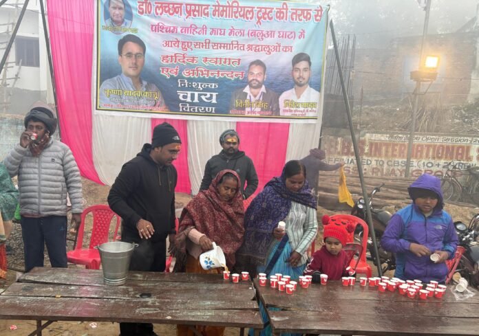 माघ मेला में बलुआ घाट पर चाय वितरण करते ट्रस्ट के अध्यक्ष कृष्णा यादव काजू।