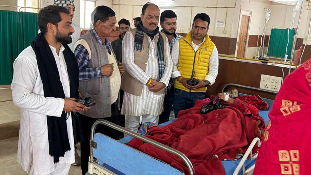 जिला अस्पताल में फल का वितरण करते चेयरमैन सुनील यादव गुड्डू व कृष्णा यादव काजू व दिलीप पासवान।