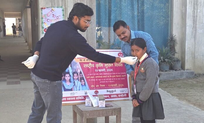 गुरुकुल स्कूल में राष्ट्रीय कृमि मुक्ति दिवस पर बच्चों को दवा खिलाते शिक्षक।
