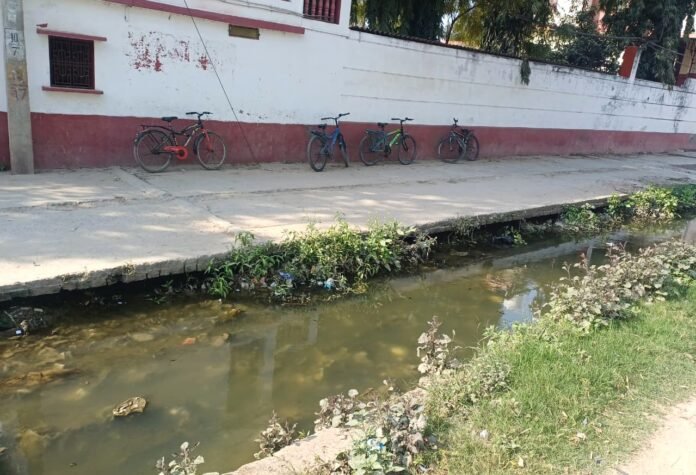 सेंट थामस स्कूल के पास सीसी रोड की क्षतिग्रस्त रिटर्निंग वाल।