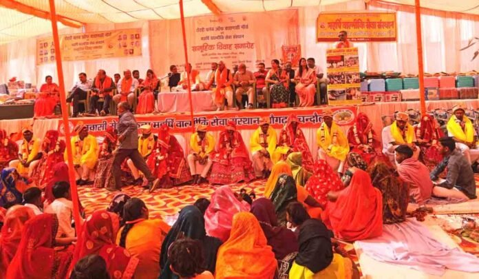 देवखत में रोटरी क्लब वाराणसी की ओर से आयोजित सामूहिक विवाह कार्यक्रम।