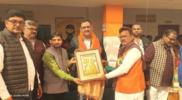 कंपोजिट विद्यालय उदयपुरा में मुख्य अतिथि को स्मृति चिह्न भेंट करते शिक्षक।