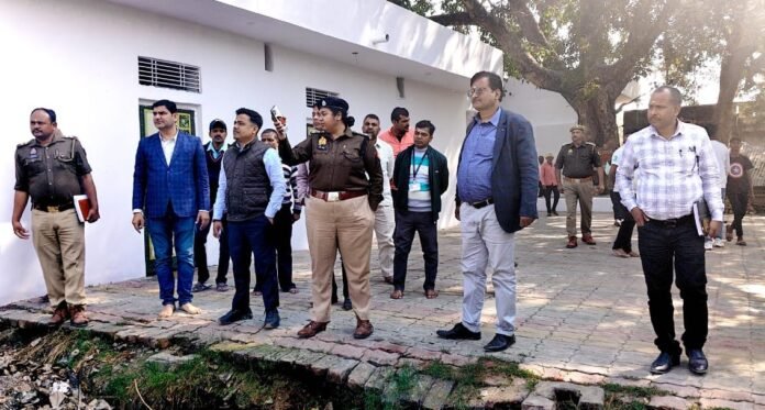 महाशिवरात्री मेला को लेकर चतुर्भुपजपुर स्वयंभू कालेश्वर महादेव मंदिर पर जानकारी लेते हुए एसडीएम और सीओ।