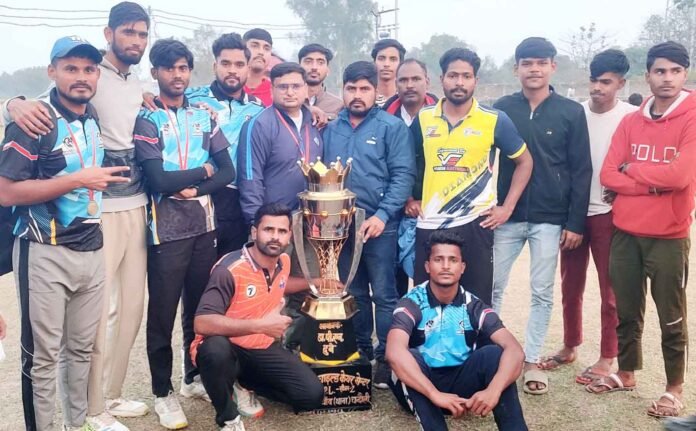 कमालपुर में आयोजित क्रिकेट प्रतियोगिता के फाइनल के बाद चैम्पियन ट्राफी के साथ विजयी टीम के खिलाड़ी।