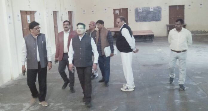 चंदौली में स्ट्रांग रूम का जायजा लेते संयुक्त शिक्षा निदेशक दिनेश सिंह।