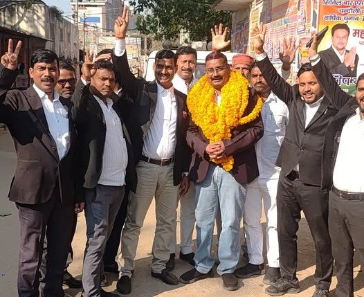 वरिष्ठ उपाध्यक्ष पद पर नामांकन करने के बाद अधिवक्ता लवकुश पटेल व उनके साथी अधिवक्ता।