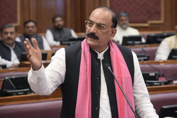 सदन में धान खरीद में गड़बड़ी का मुद्दा उठाते सकलडीहा विधायक।