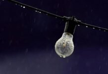 हल्की बारिश ने बिगाड़ी चंदौली मुख्यालय की बिजली व्यवस्था,पूरी रात अंधेरे में रहे लोग