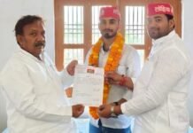 Chandauli News: समाजवादी लोहिया वाहिनी के जिला उपाध्यक्ष बने रोहित यादव सपा कार्यालय पर लोहिया वाहिनी के जिला उपाध्यक्ष रोहिया यादव को नियुक्ति पत्र प्रदान करते सपा जिलाध्यक्ष सत्यनरायन राजभर व संगठन के अध्यक्ष निरंजन कन्नौजिया।