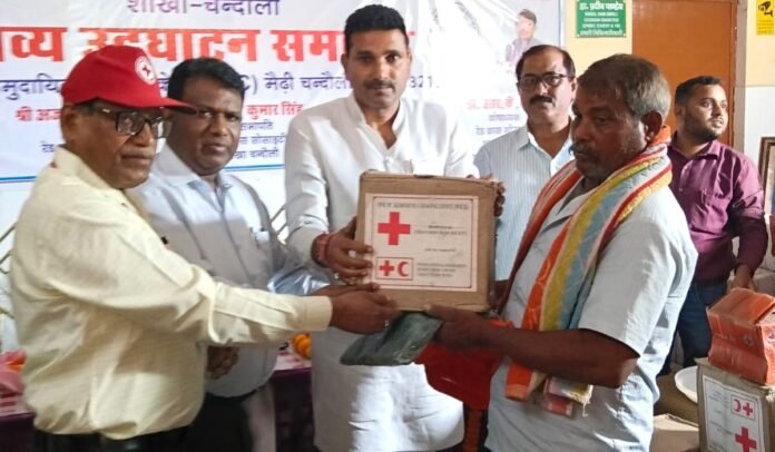 सीएचसी मैढ़ी पर तम्बागढ़ के अग्निपीड़ित ग्रामीणों को राहत सामग्री प्रदान करते सोसाइटी के लोग।